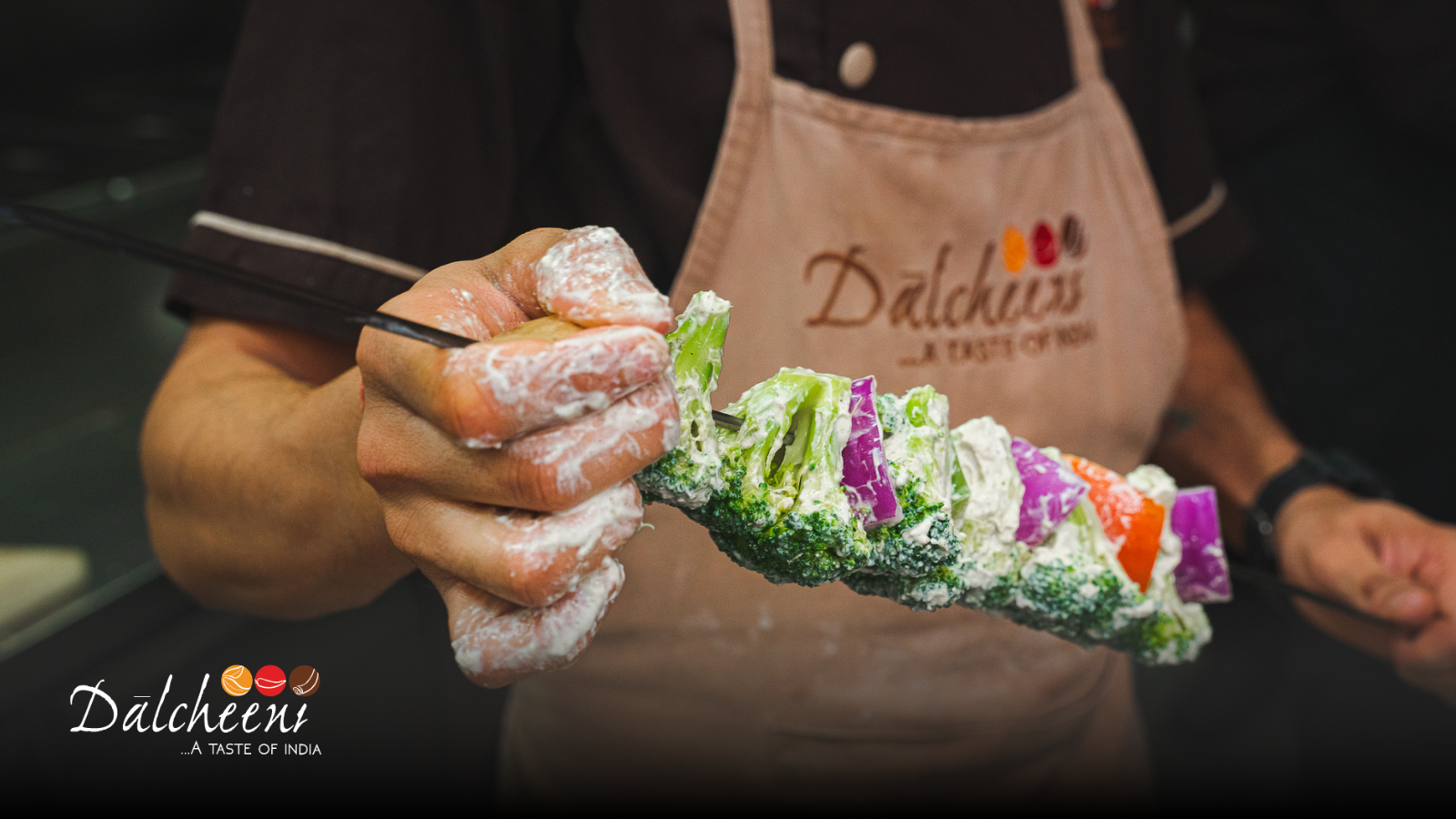 Dalcheeni nổi bật với thực đơn được lựa chọn kỹ lưỡng, phục vụ 100% thịt đạt chuẩn Halal cùng nhiều món ăn phù hợp đạt chuẩn nhà hàng Ấn Độ cao cáp