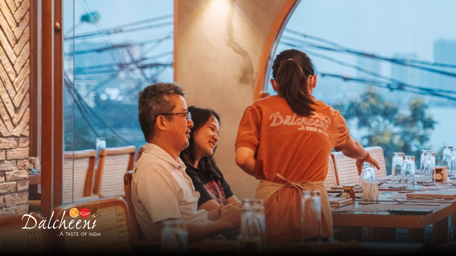 Dalcheeni đưa bạn bước vào một thế giới đầy vẻ đẹp vượt thời gian – nơi ánh đèn ấm áp, nội thất tinh xảo và âm nhạc du dương hòa quyện tạo nên không gian trang nhã, đậm chất Hoàng gia.