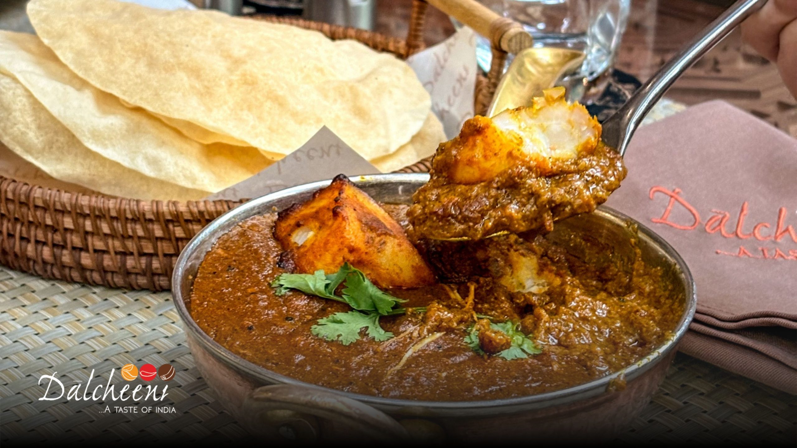Từng miếng phô mai paneer thấm đẫm sốt cà ri đặc trưng, dùng kèm bánh papad giòn tan – là sự kết hợp tinh tế giữa truyền thống và cảm xúc. Nếu bạn đang tìm một quán Ấn với món ăn đậm đà, chuẩn vị và đầy trải nghiệm – thì Dalcheeni chính là điểm đến không thể bỏ lỡ.